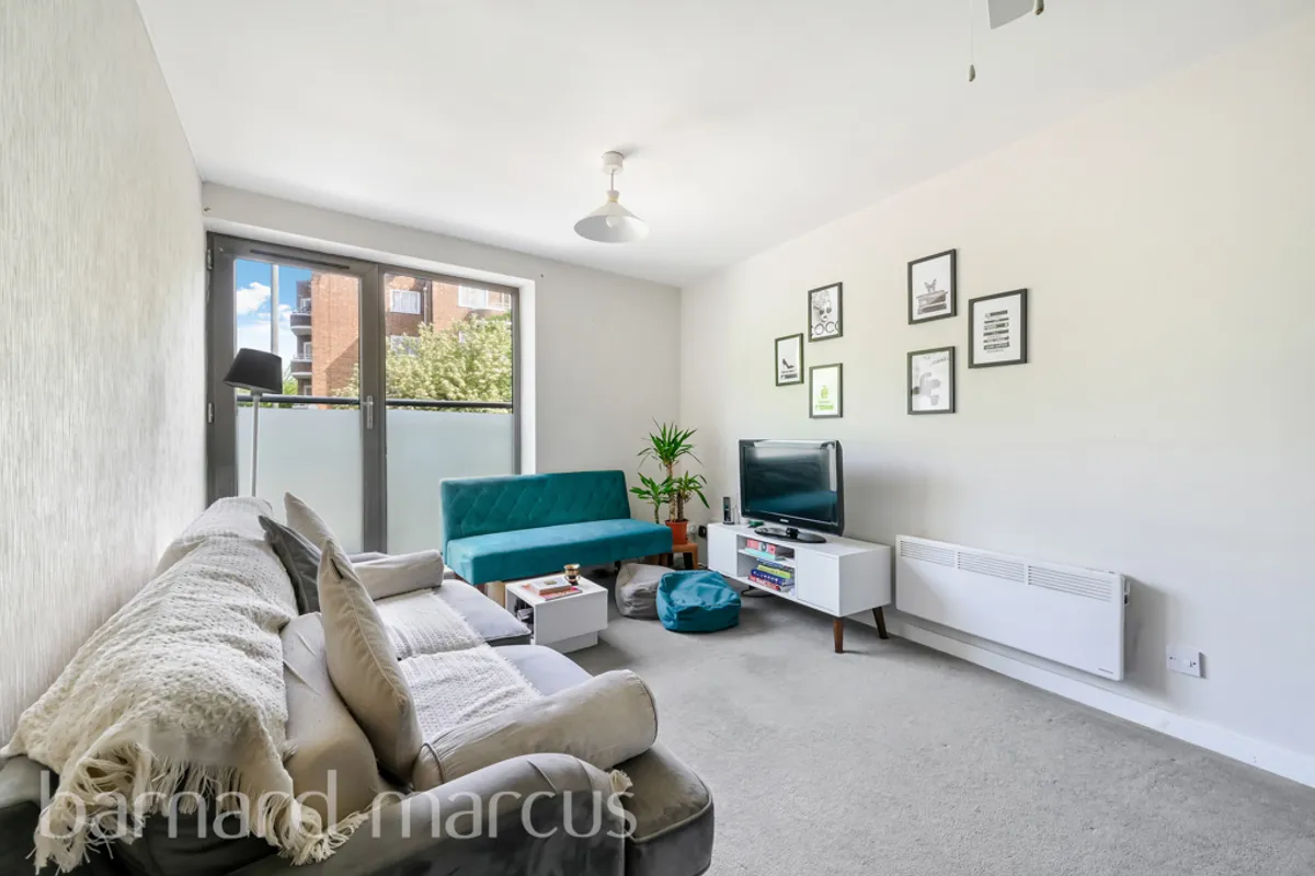 Flat Roseneath Road in Greater London