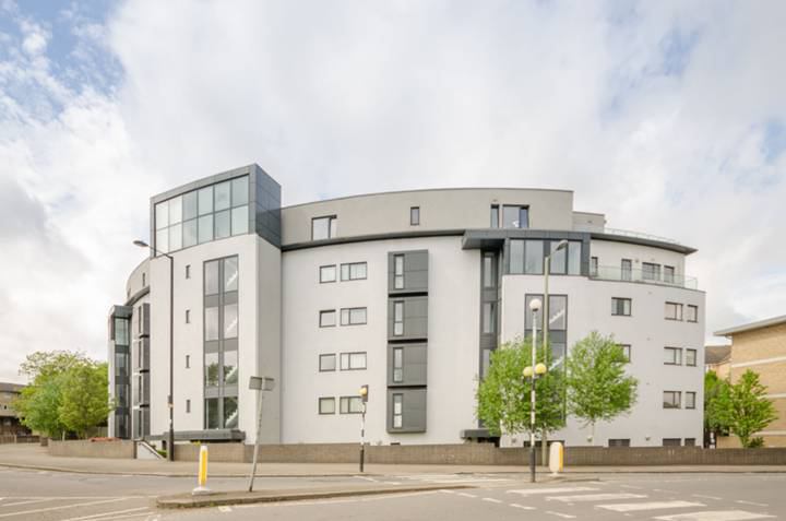 Flat Friern Barnet Road in Greater London