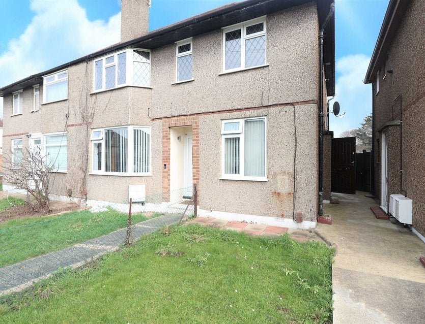 Flat Pinewood Avenue in Greater London