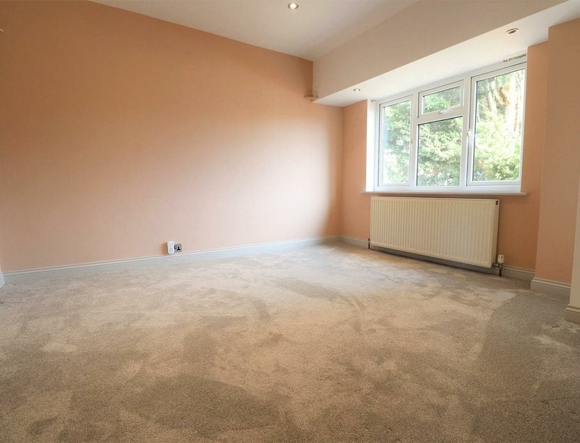 Flat Pinewood Avenue in Greater London