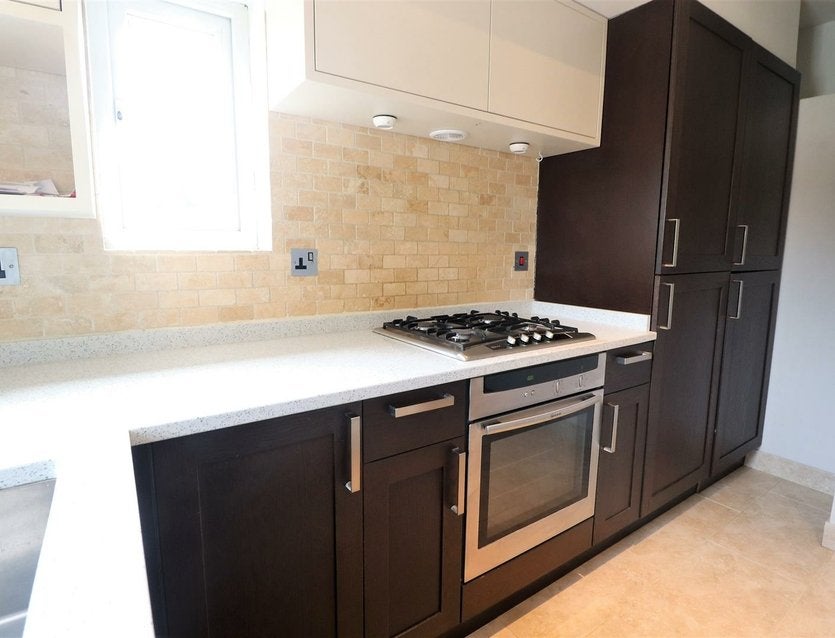 Flat Pinewood Avenue in Greater London