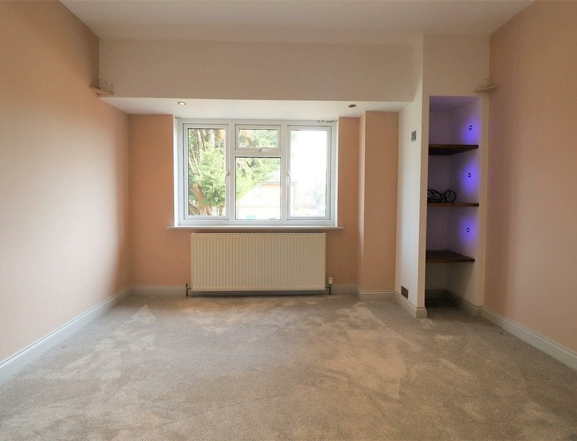 Flat Pinewood Avenue in Greater London
