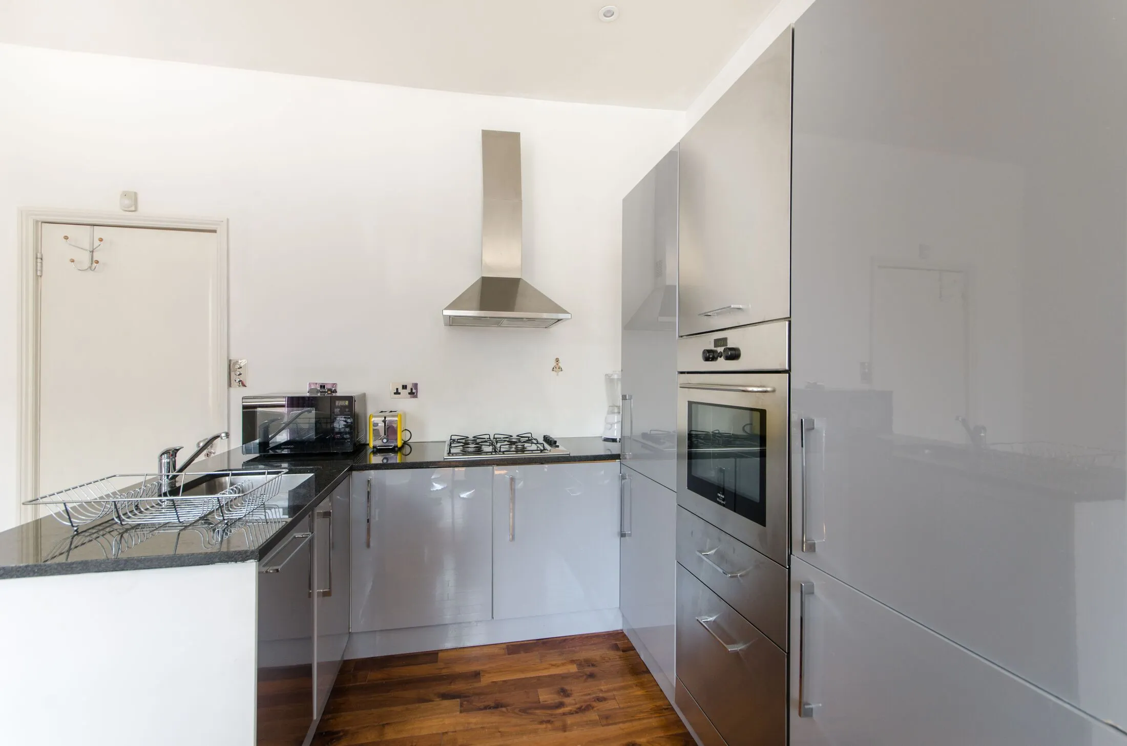 Flat Cathcart Road in Greater London