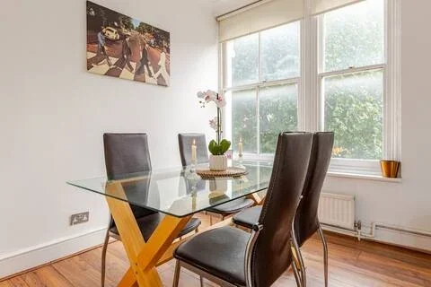 Flat Queen's Grove in City of Westminster