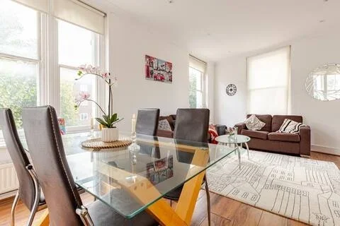 Flat Queen's Grove in City of Westminster