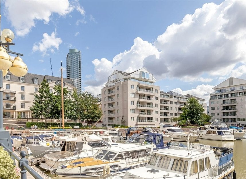 Flat Thames Avenue in Greater London