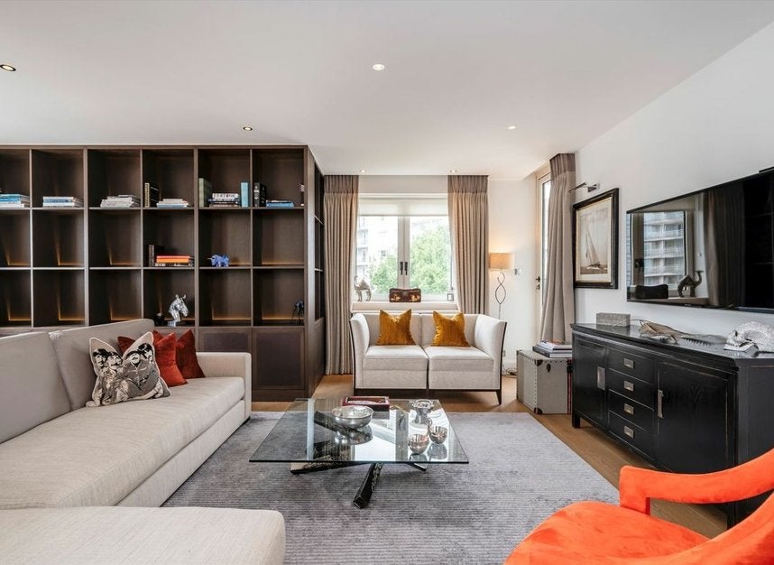 Flat Thames Avenue in Greater London
