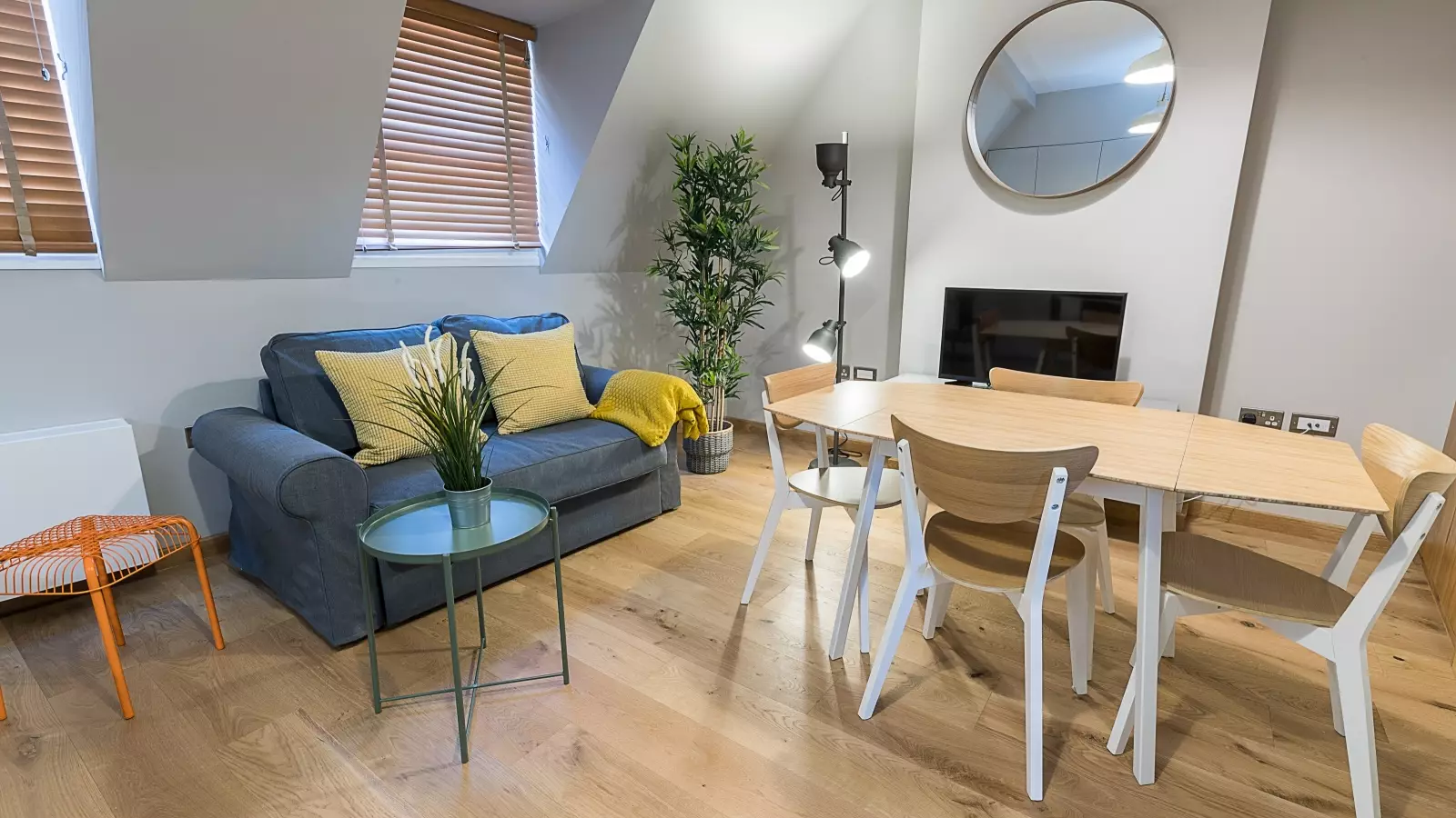 Flat Dog & Duck Yard in Greater London