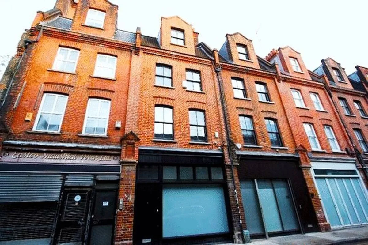 Flat Fashion Street in Greater London