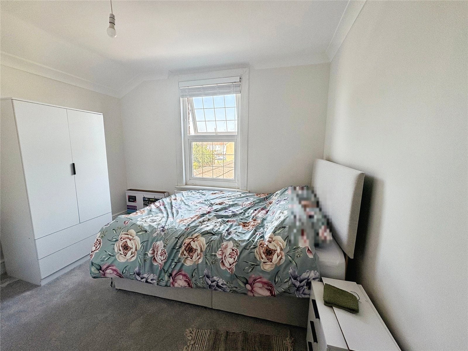Room Maybury Road in Woking