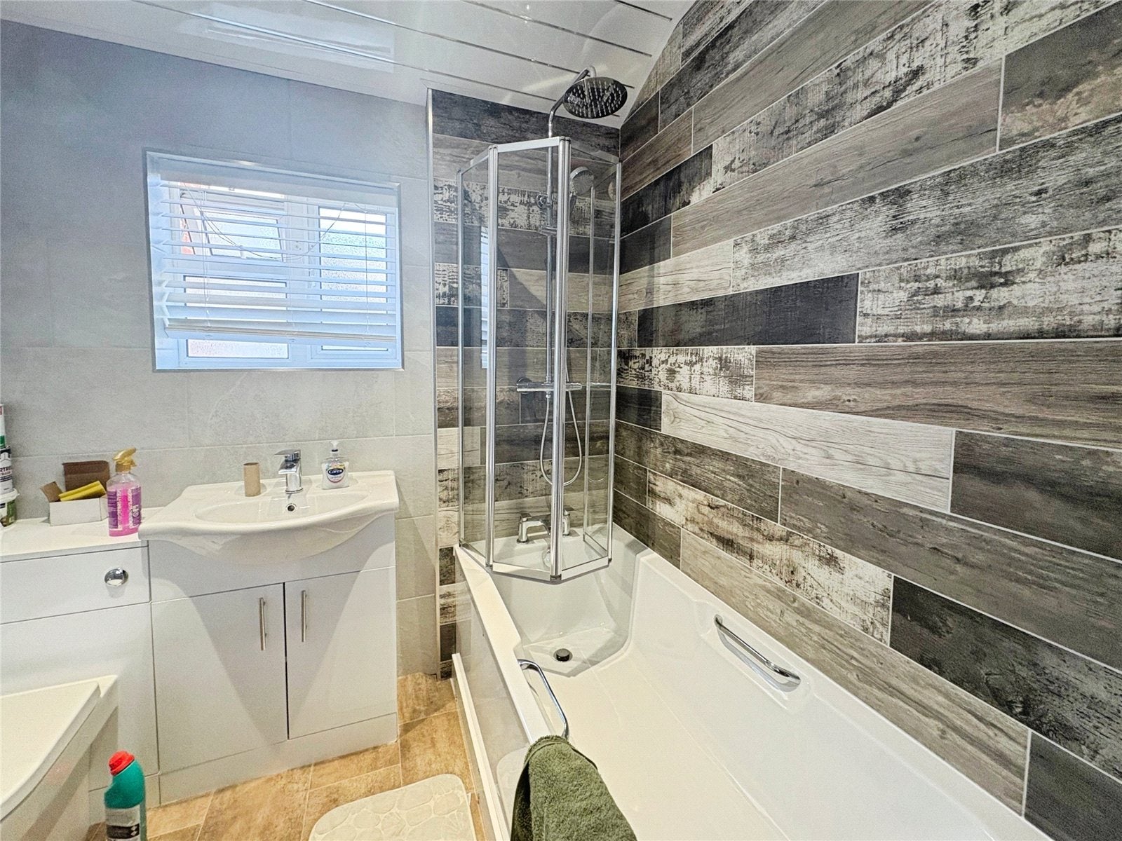 Room Maybury Road in Woking