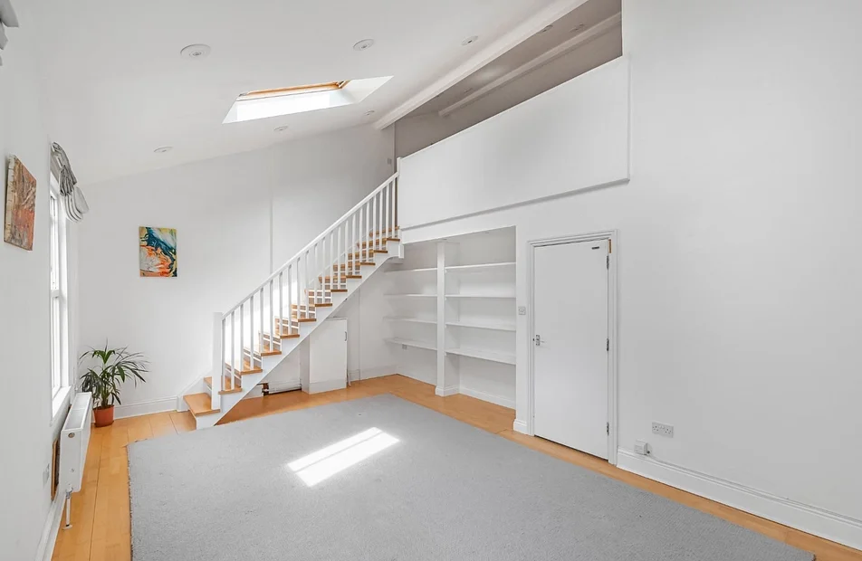 Flat Macaulay Road in Greater London