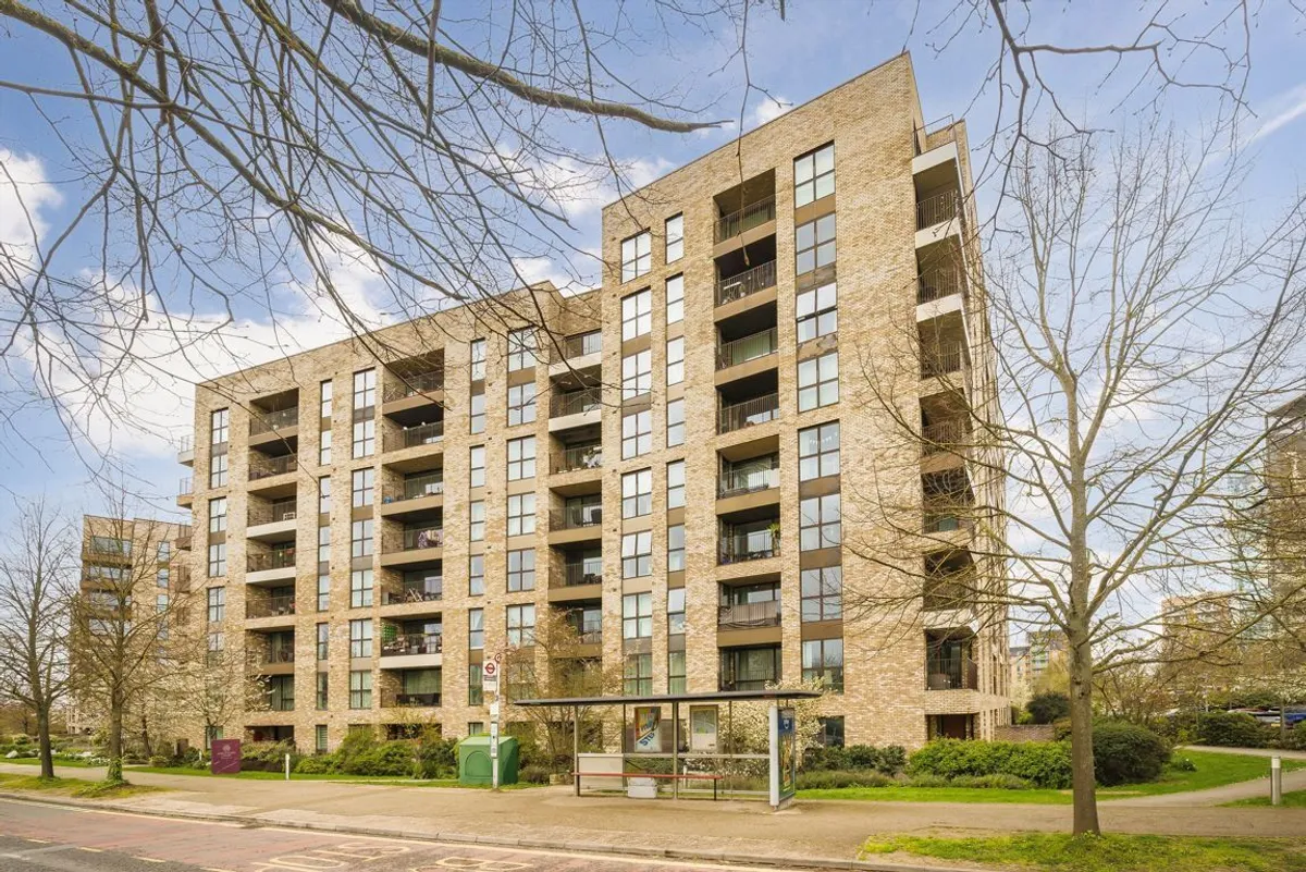 Flat Lakeside Drive in Greater London
