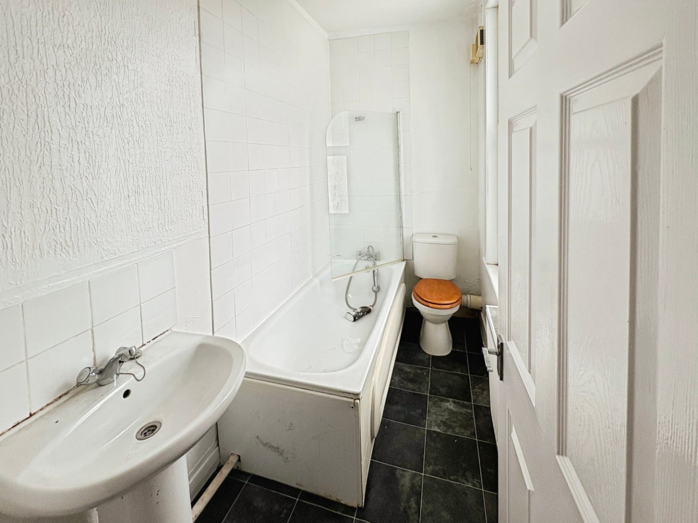 Flat Tintern Avenue in Southend-on-Sea