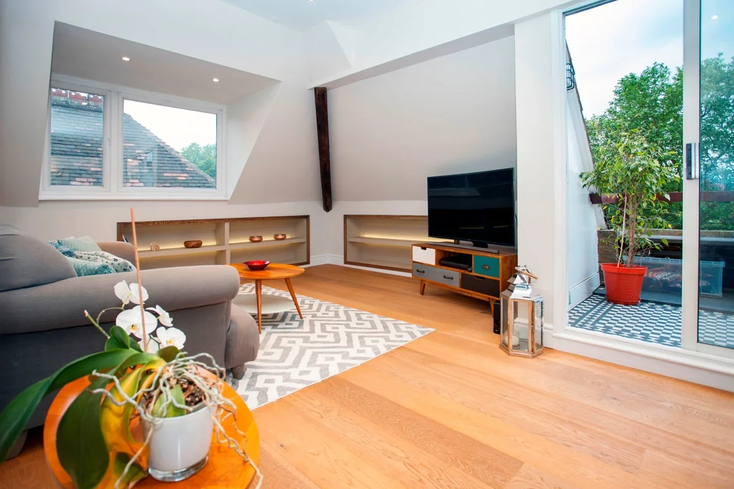Flat Canfield Gardens in Greater London