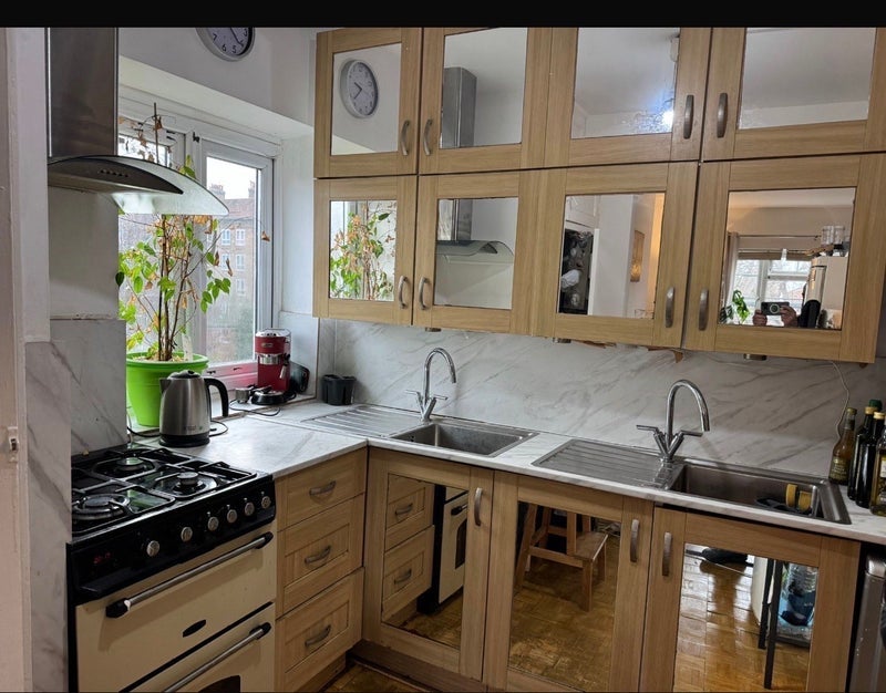 Room Cazenove Road in Greater London