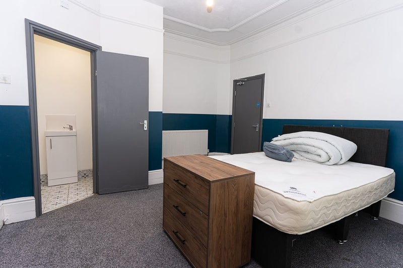 Room Colebrooke Road in Liverpool