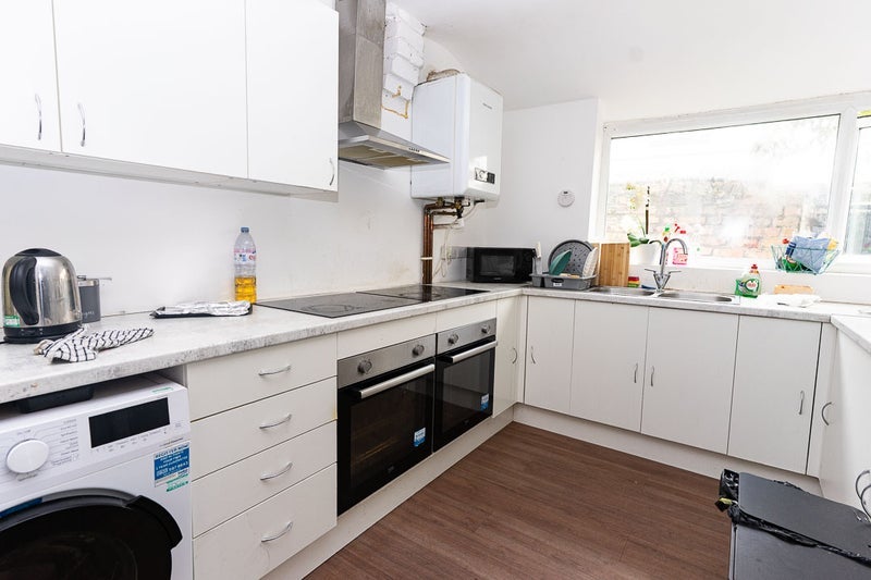Room Colebrooke Road in Liverpool