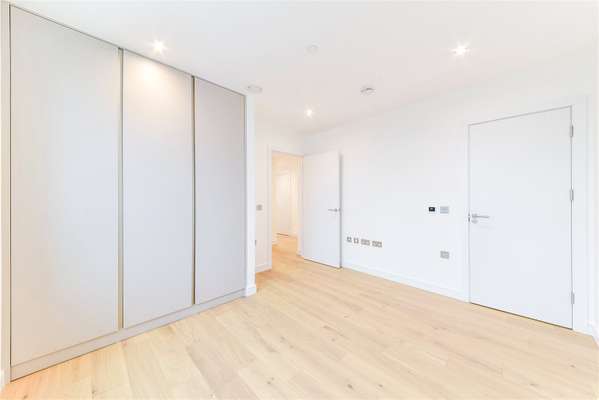 Flat Grant Road in Greater London