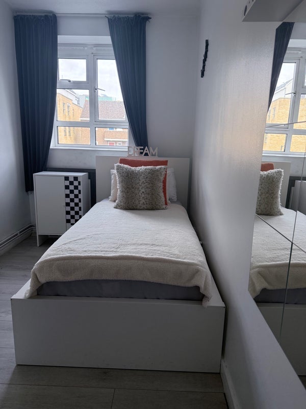 Room Collinson Street in Greater London