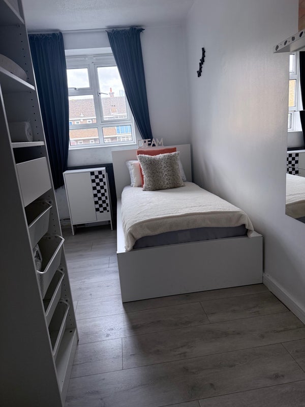 Room Collinson Street in Greater London