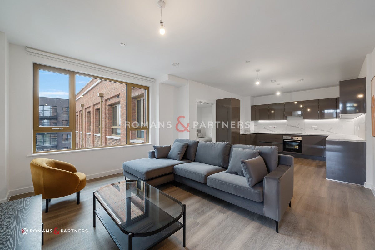 Flat Ilderton Road in Greater London