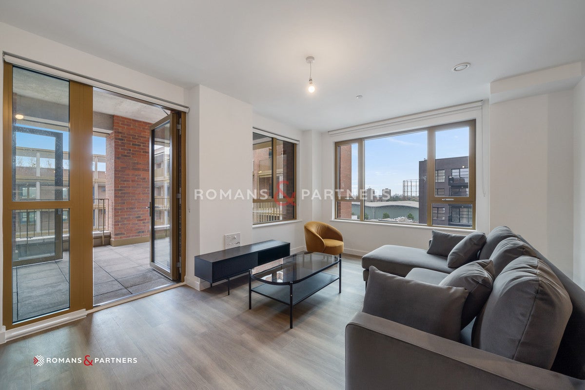 Flat Ilderton Road in Greater London