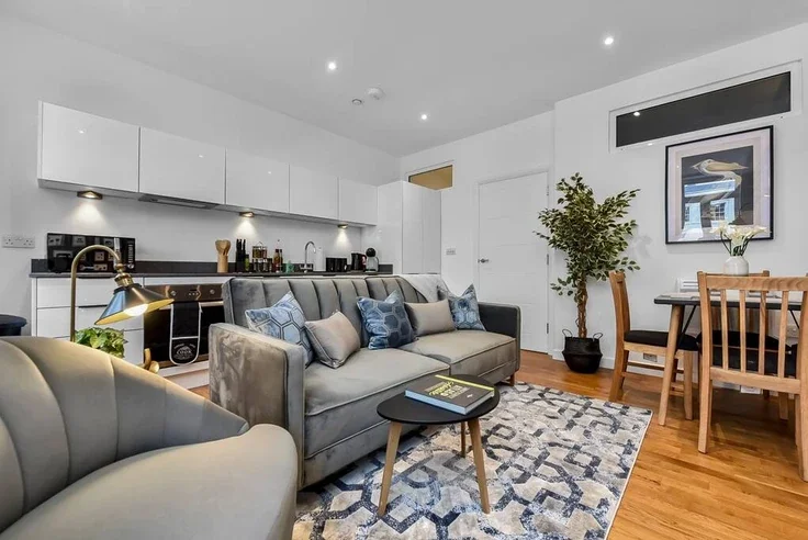 Flat Clarence Street in Borough of Spelthorne