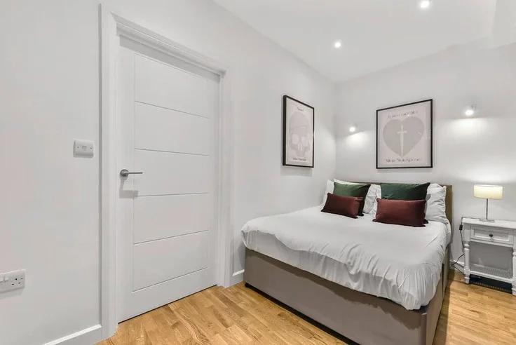 Flat Clarence Street in Borough of Spelthorne