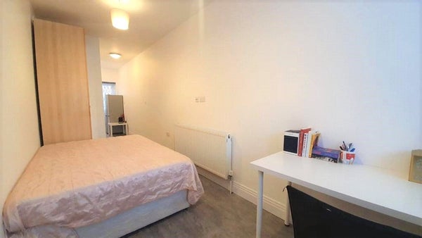Flat Radnor Road in London
