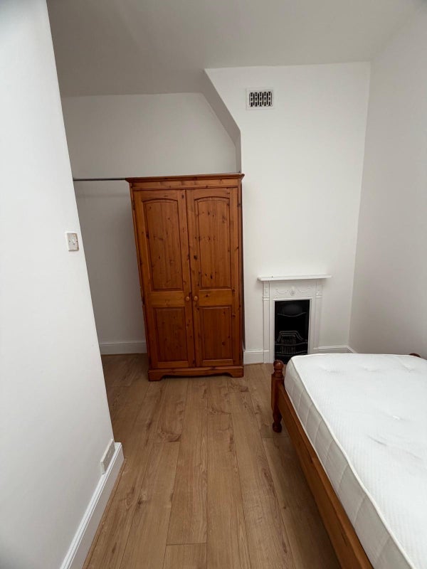Room Trafalgar Road in Greater London
