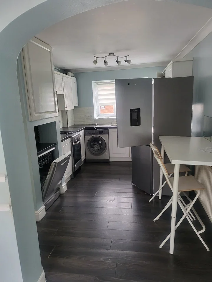 Flat Teviot Avenue in Kenningtons