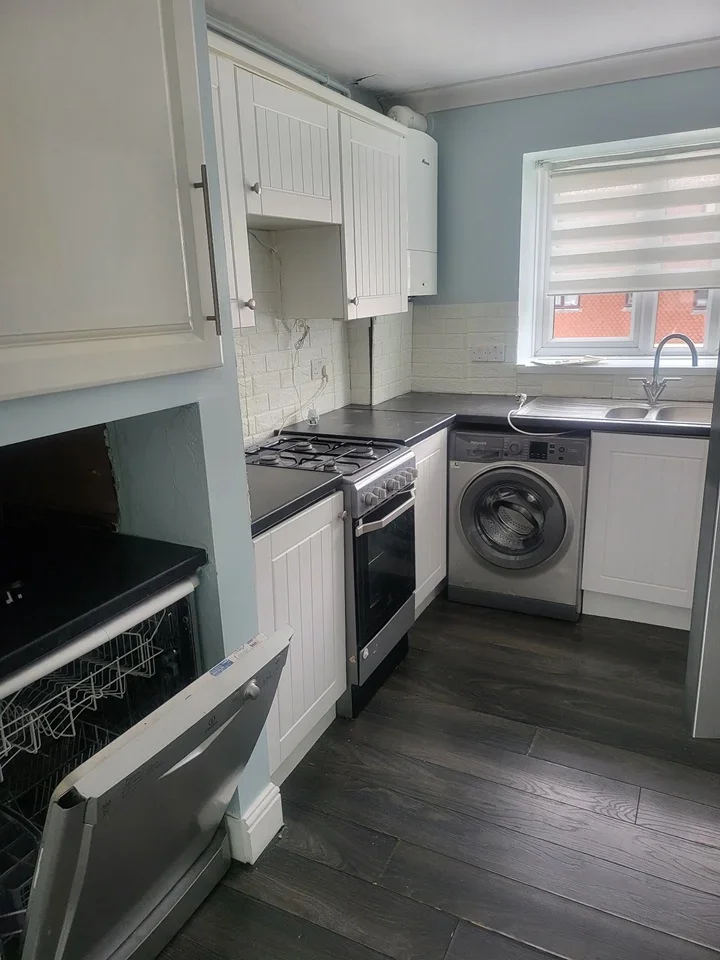 Flat Teviot Avenue in Kenningtons