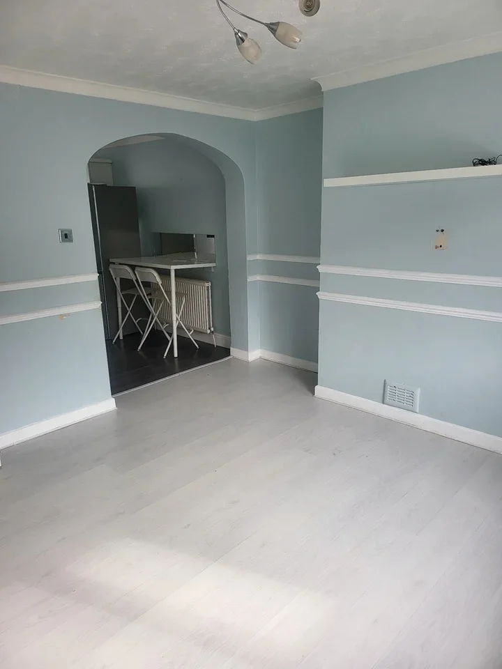 Flat Teviot Avenue in Kenningtons