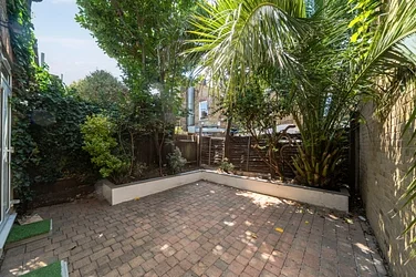 Flat Farlton Road in Greater London