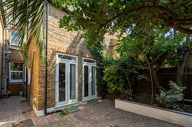 Flat Farlton Road in Greater London
