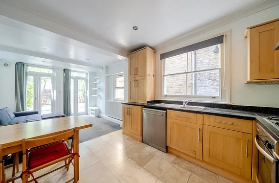 Flat Farlton Road in Greater London