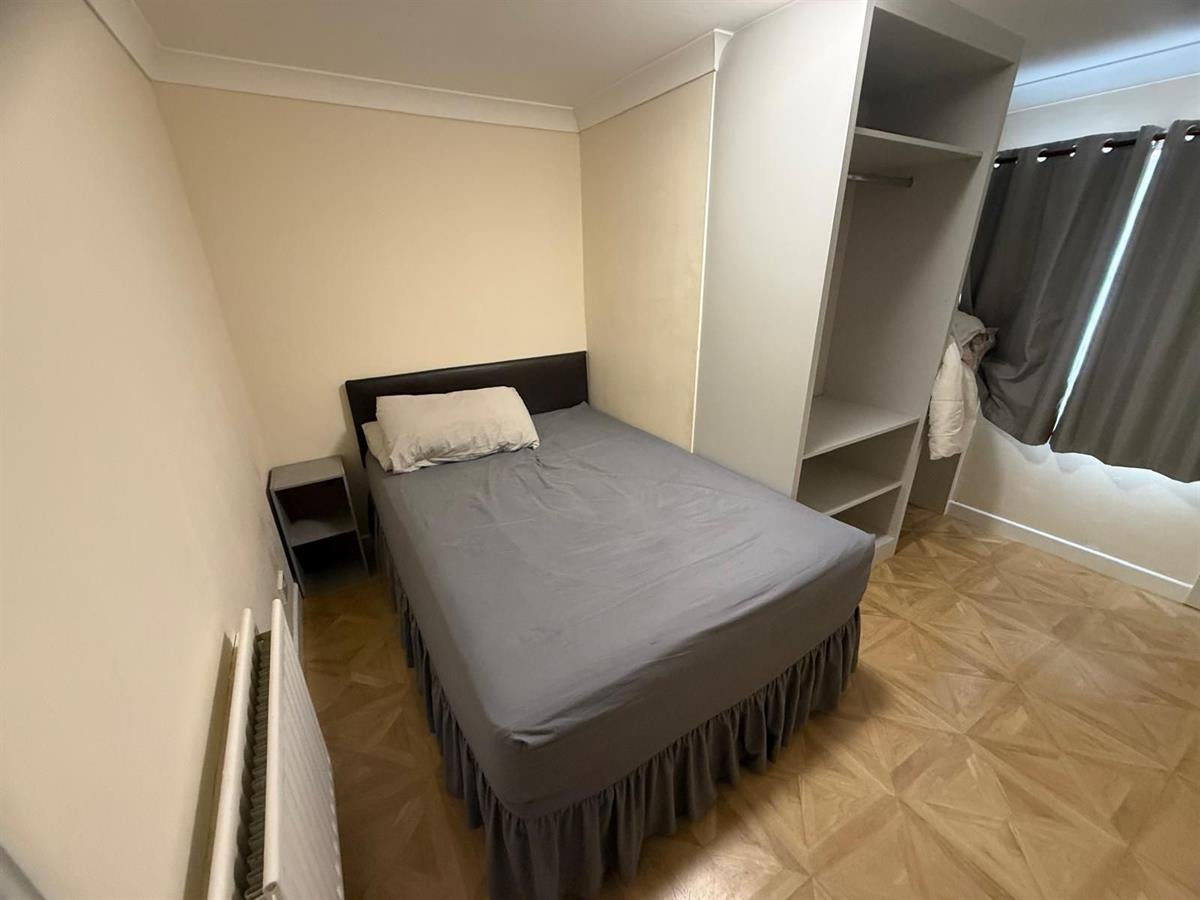 Room East Avenue in Greater London