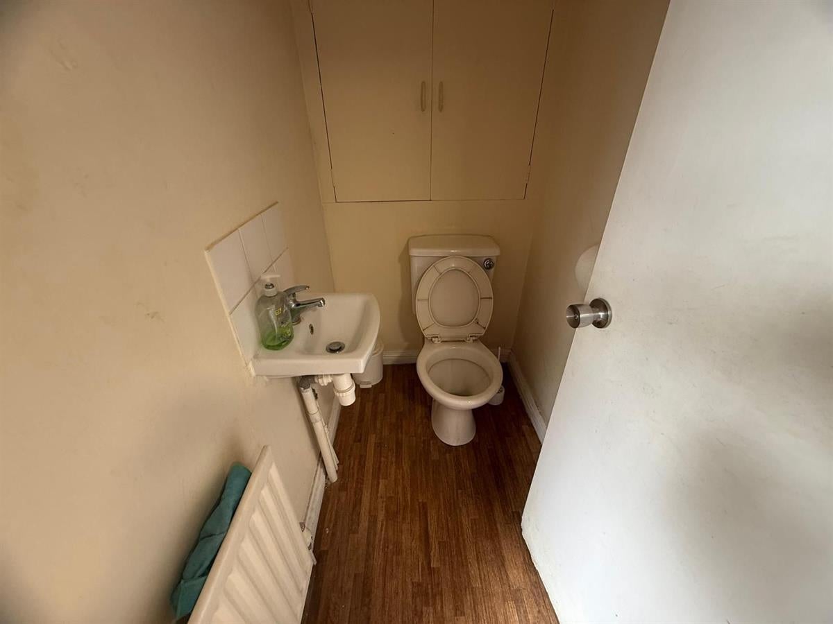 Room East Avenue in Greater London