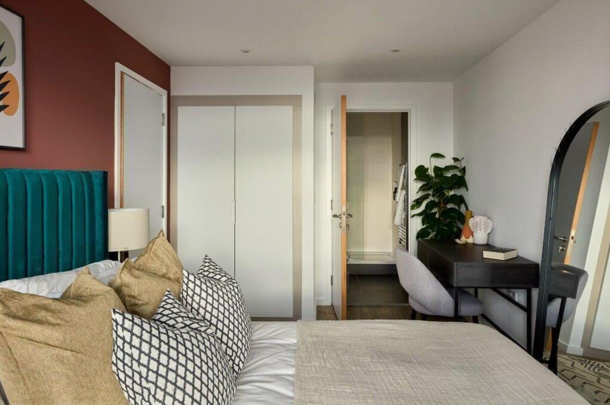 Flat Wharfdale Road in Greater London