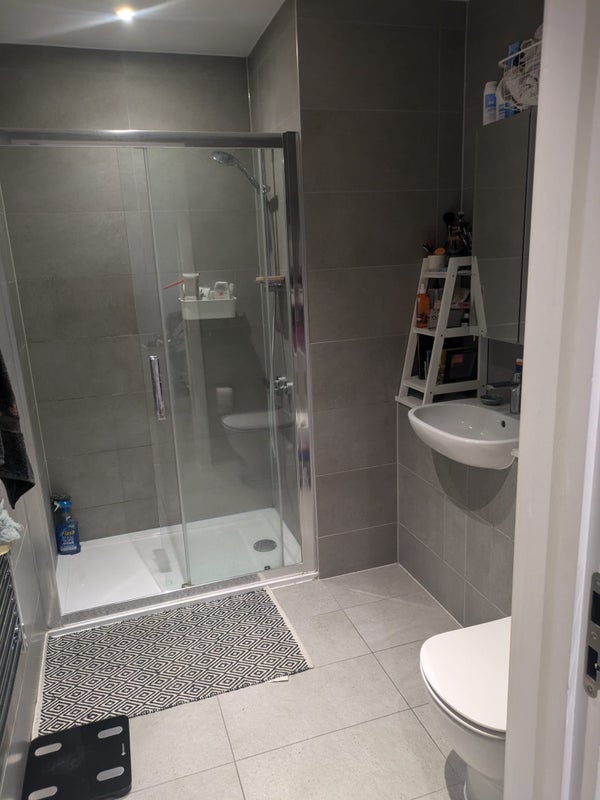 Room Kingsford Row in Greater London
