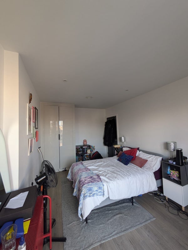 Room Kingsford Row in Greater London
