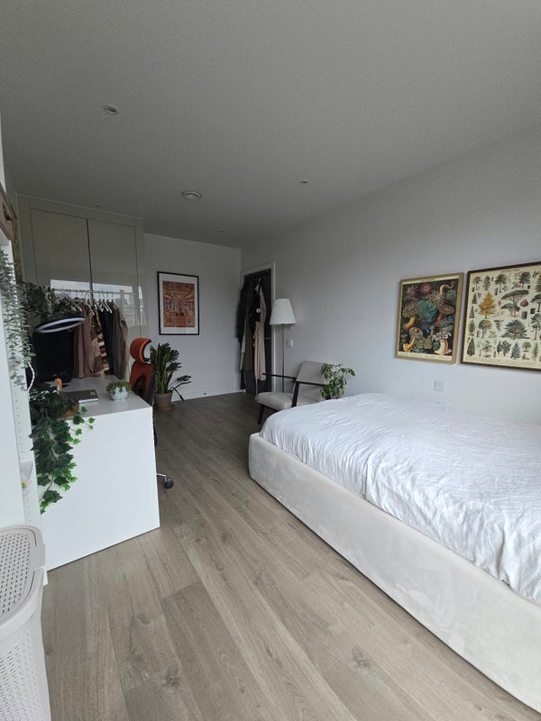 Room Kingsford Row in Greater London