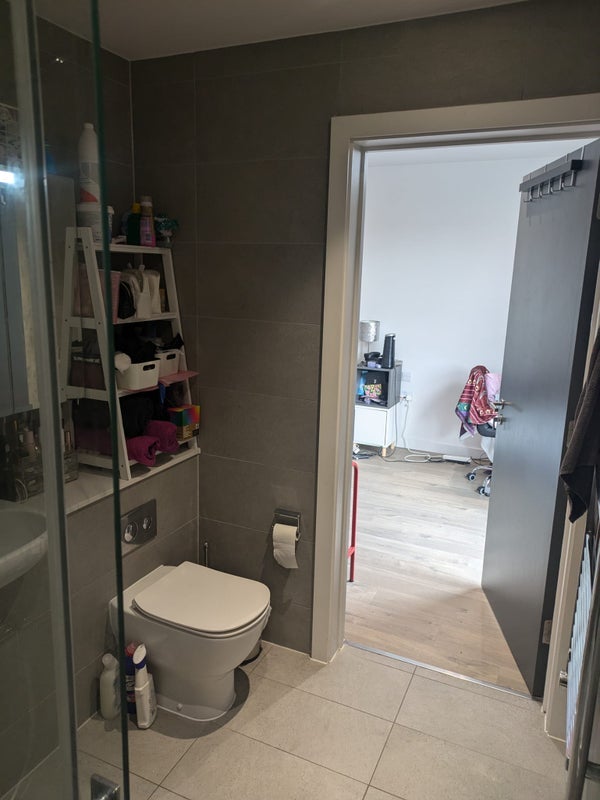 Room Kingsford Row in Greater London