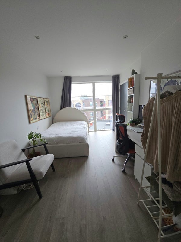 Room Kingsford Row in Greater London