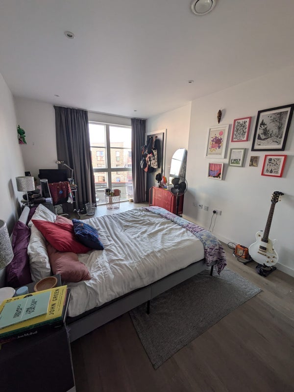 Room Kingsford Row in Greater London