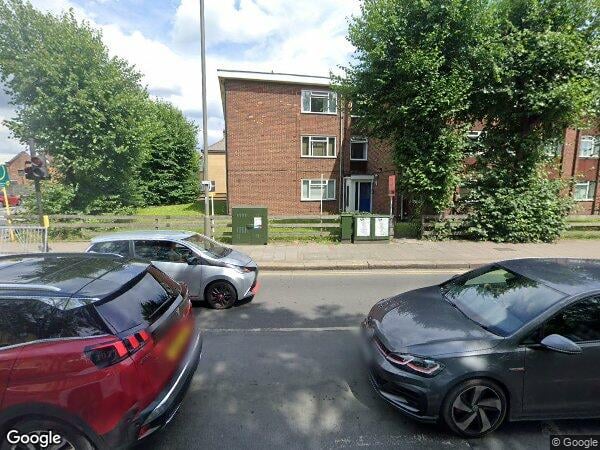 Flat Garratt Lane in Greater London