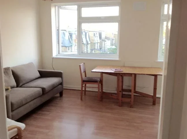 Flat Garratt Lane in Greater London