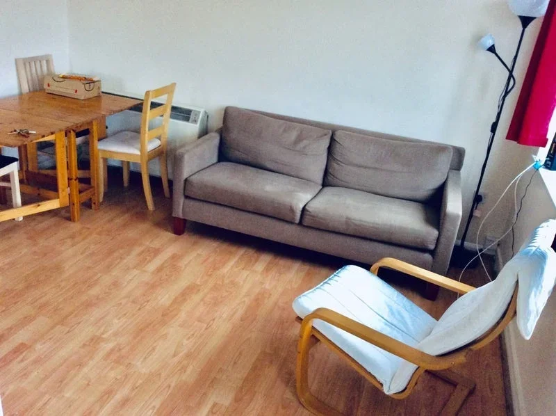 Flat Garratt Lane in Greater London