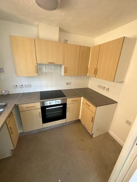 Flat Connaught Road in Greater London